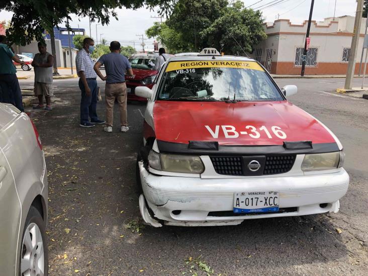 En Puerto de Veracruz, choque entre dos taxistas deja solo daños materiales