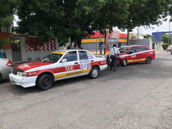 En Puerto de Veracruz, choque entre dos taxistas deja solo daños materiales