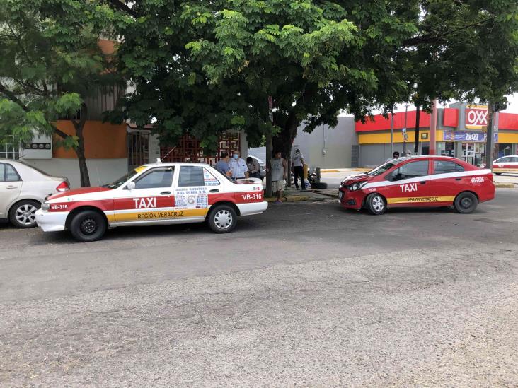 En Puerto de Veracruz, choque entre dos taxistas deja solo daños materiales