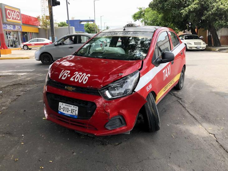 En Puerto de Veracruz, choque entre dos taxistas deja solo daños materiales