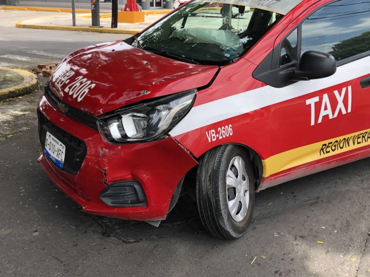 En Puerto de Veracruz, choque entre dos taxistas deja solo daños materiales