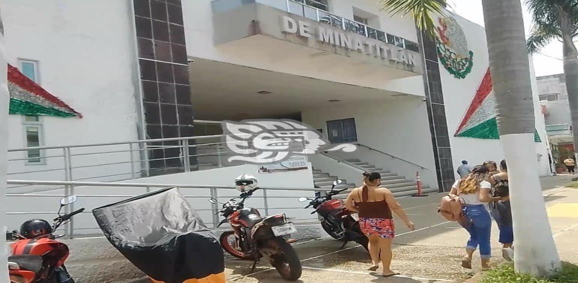 Empleados municipales de Minatitlán, en zozobra por posible recorte