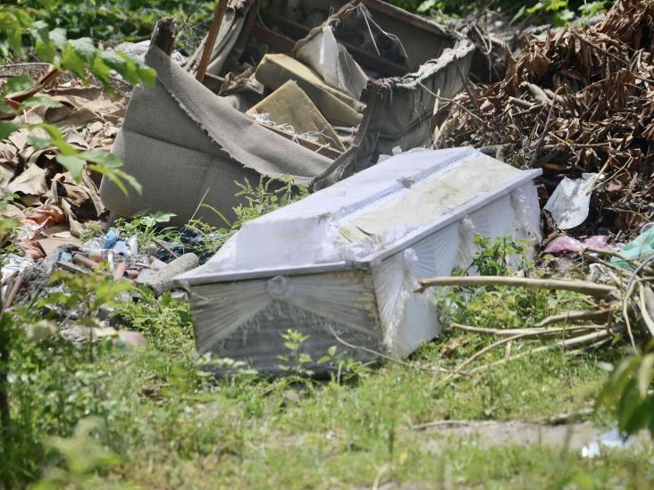 Hallan 2 ataúdes en terreno baldío de Veracruz