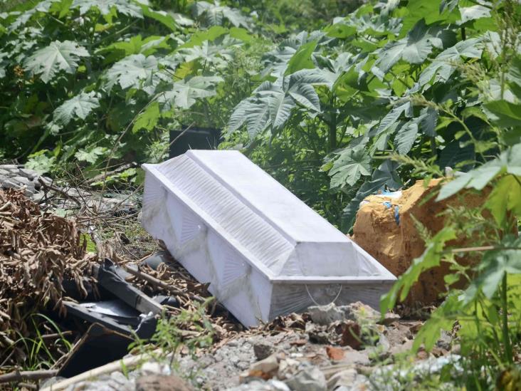 Hallan 2 ataúdes en terreno baldío de Veracruz