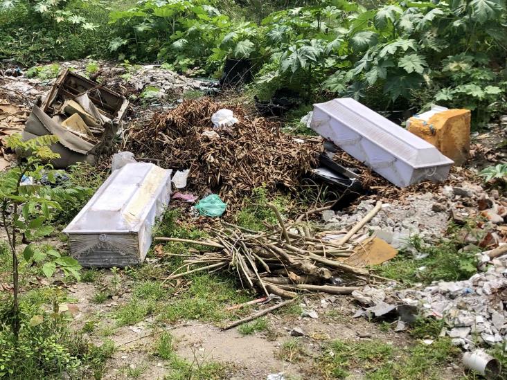 Hallan 2 ataúdes en terreno baldío de Veracruz