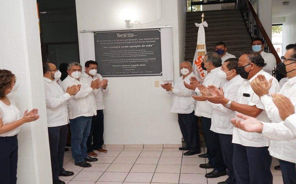 Sección 32 del SNTE devela placa por maestros fallecidos por Covid