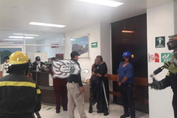 Rescatan a mujeres tras falla en ascensor del IMSS Orizaba