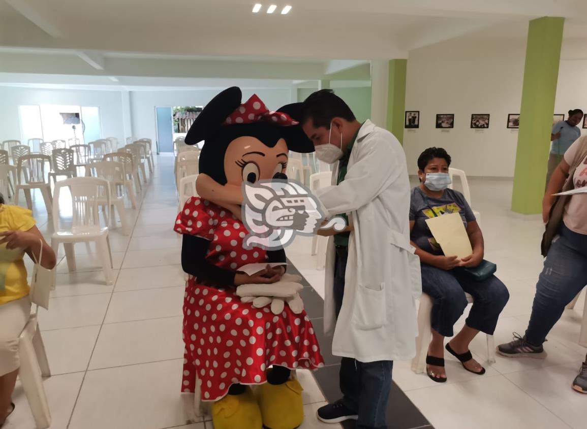 Minnie Mouse se vacuna contra el Covid-19 en Nanchital