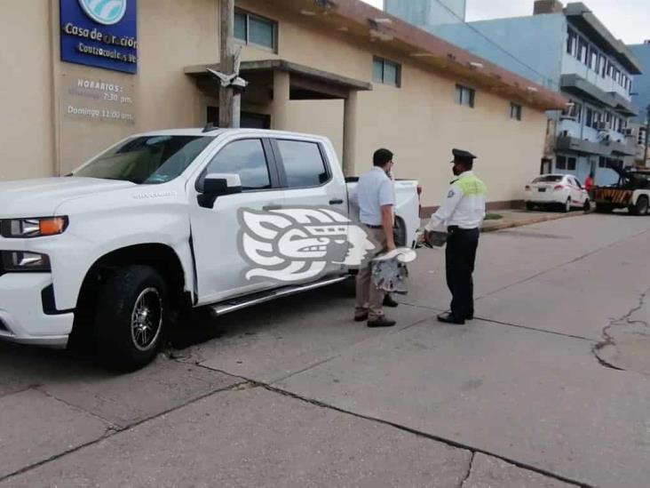 Taxi impacta camioneta estacionada en la Puerto México