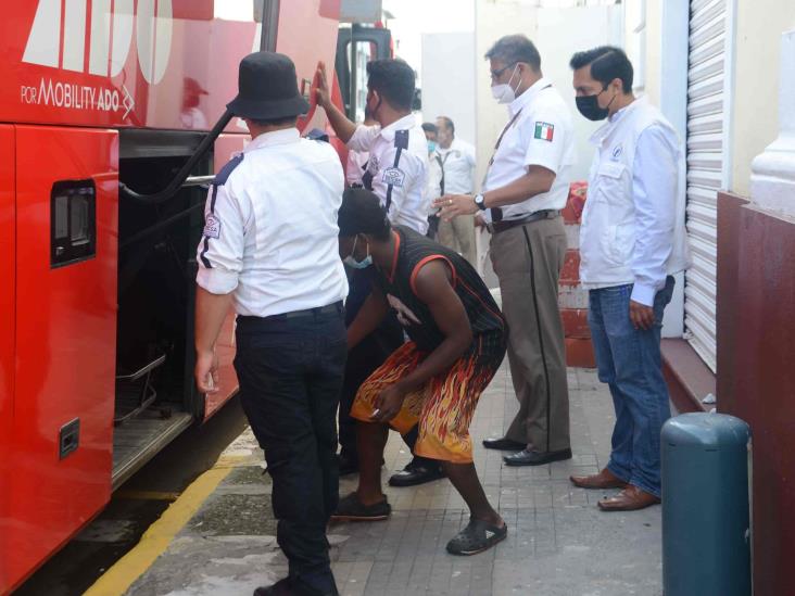 Detienen dos autobuses con migrantes de Haití abordo