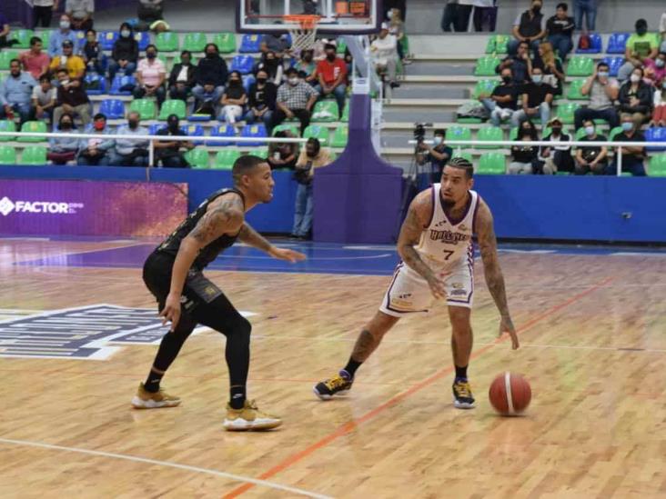 Halcones de Xalapa pierden con marcador de 94-89 ante  Fuerza Regia