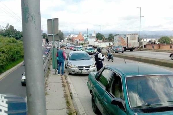 Tras sufrir un mareo, automovilista choca contra luminaria en Xalapa