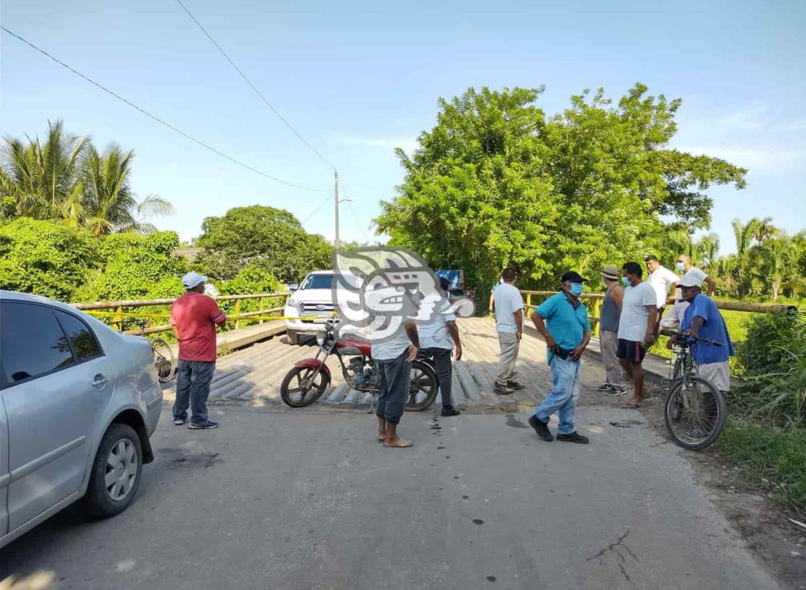 Bloquean carretera de Moloacán en protesta contra empresas 