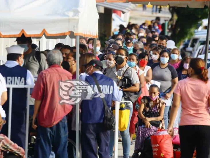 Larga hilera en módulo de vacunación de la Maza de Juárez en Coatzacoalcos