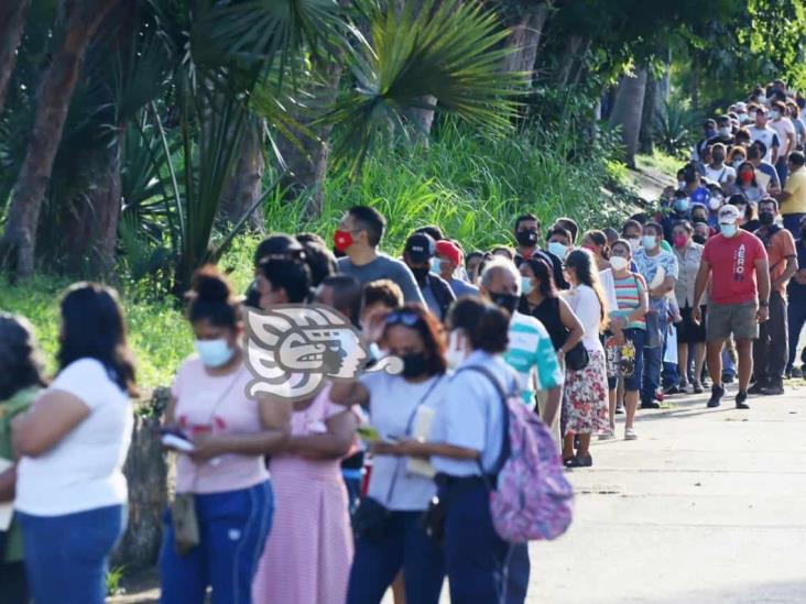 Larga hilera en módulo de vacunación de la Maza de Juárez en Coatzacoalcos