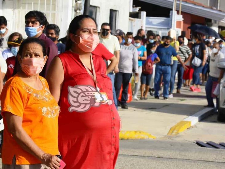 Larga hilera en módulo de vacunación de la Maza de Juárez en Coatzacoalcos