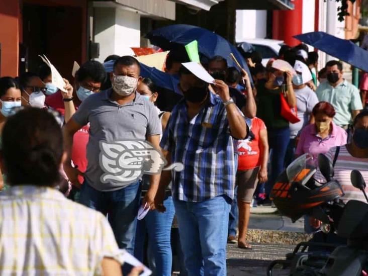 Larga hilera en módulo de vacunación de la Maza de Juárez en Coatzacoalcos