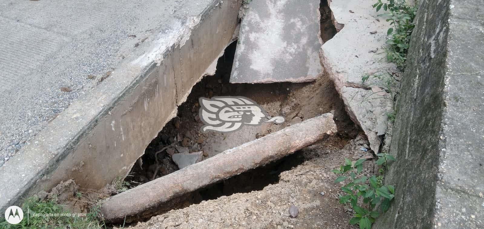 A punto de colapsar losas en la calle Constitución de Villa Cuichapa 