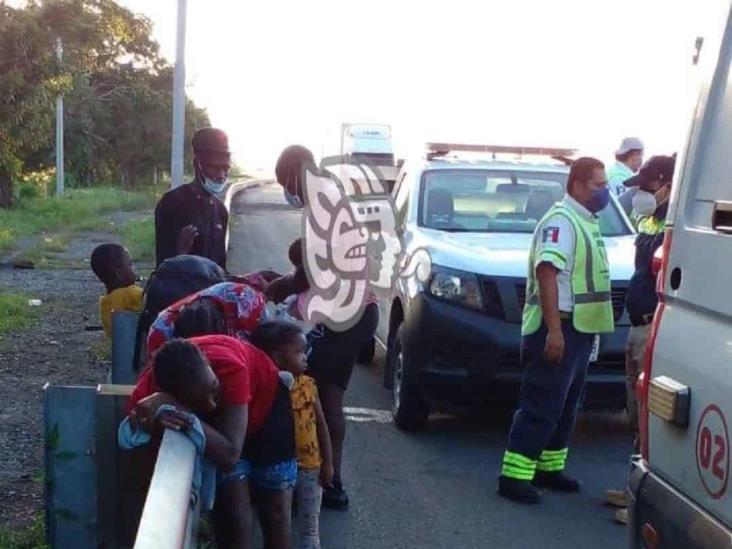 Auxilian a migrantes haitianos deshidratados en autopista de Acayucan 