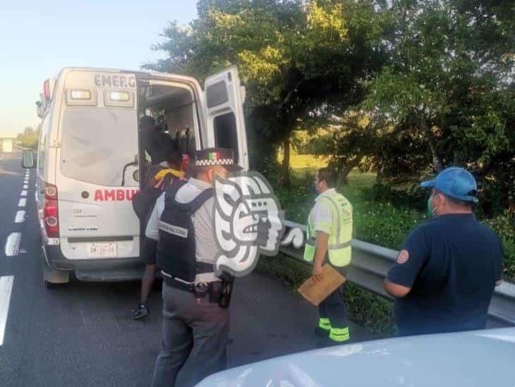 Auxilian a migrantes haitianos deshidratados en autopista de Acayucan 