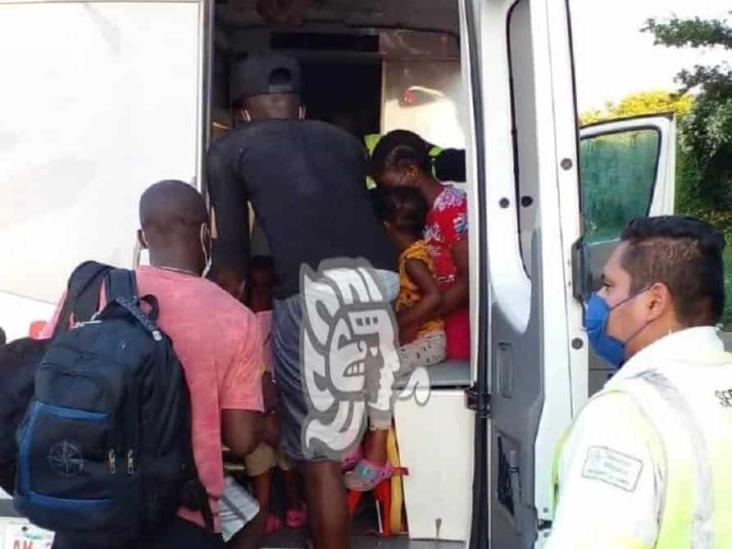 Auxilian a migrantes haitianos deshidratados en autopista de Acayucan 