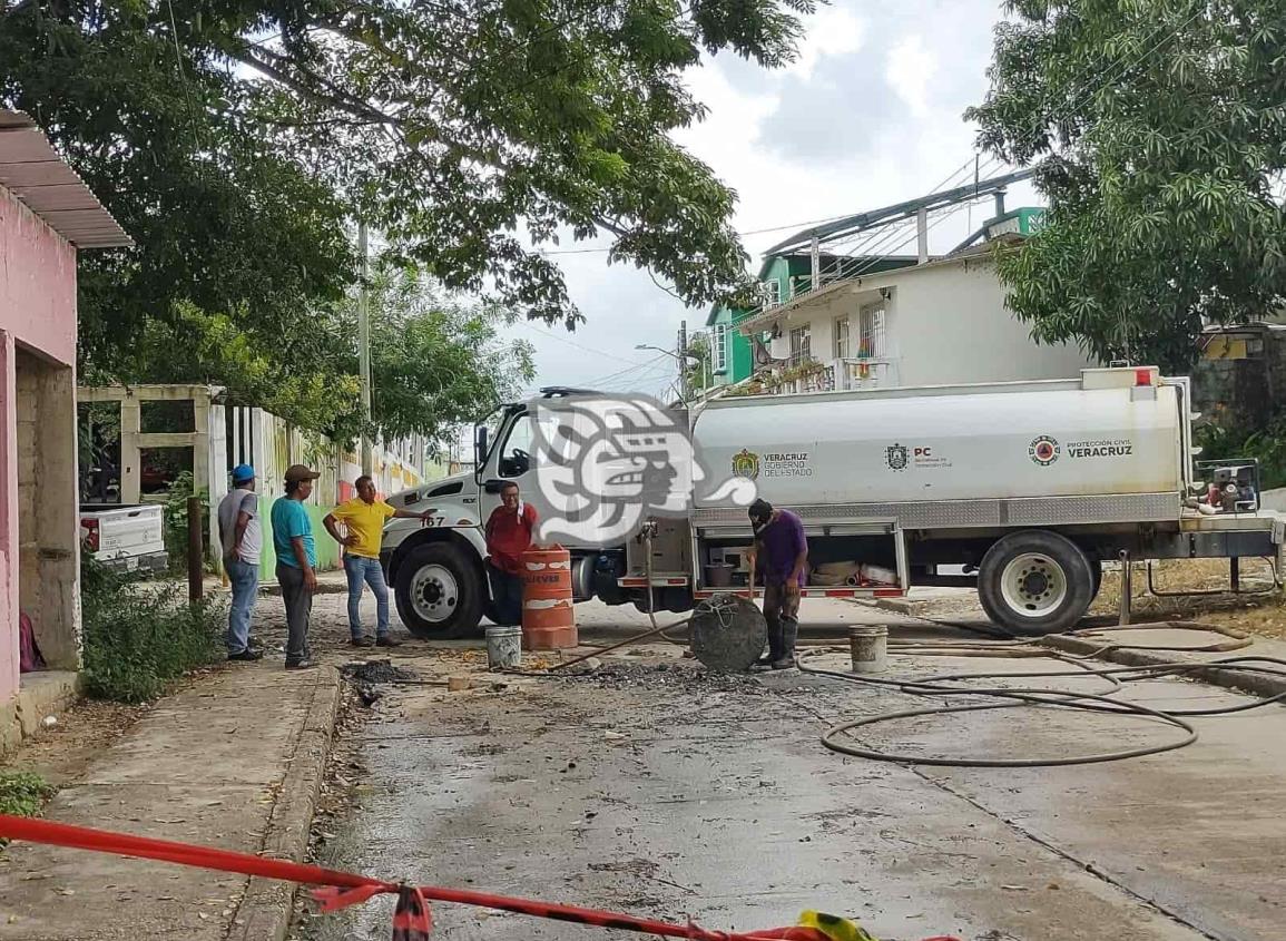 Interminable trabajos de desazolve de drenajes en Moloacán