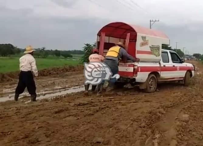 Las lluvias dejan intransitables los caminos rurales de Minatitlán