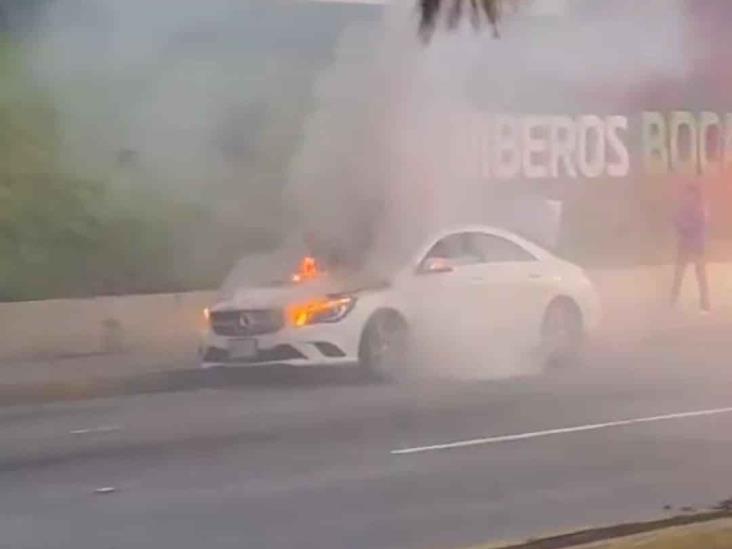 Se incendia vehículo de lujo en calles de Boca del Río