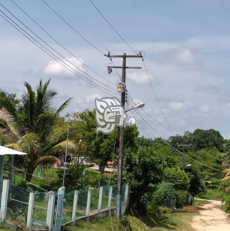 Caída de línea de alta tensión deja sin luz a Cuichapa y Tlacuilolapan 