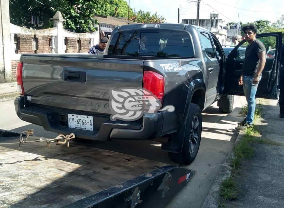 Roban camioneta en colonia Iquisa y la abandonan en la Luis Echeverría