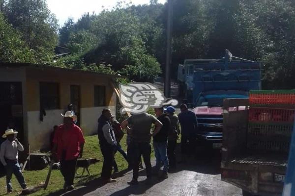 Con bloqueo, exigen reparar carretera en Mixtla