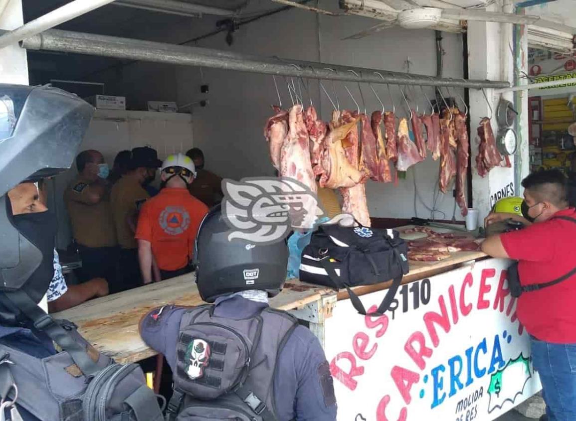 Se le prensan dos dedos en molino a joven carnicero en Coatzacoalcos