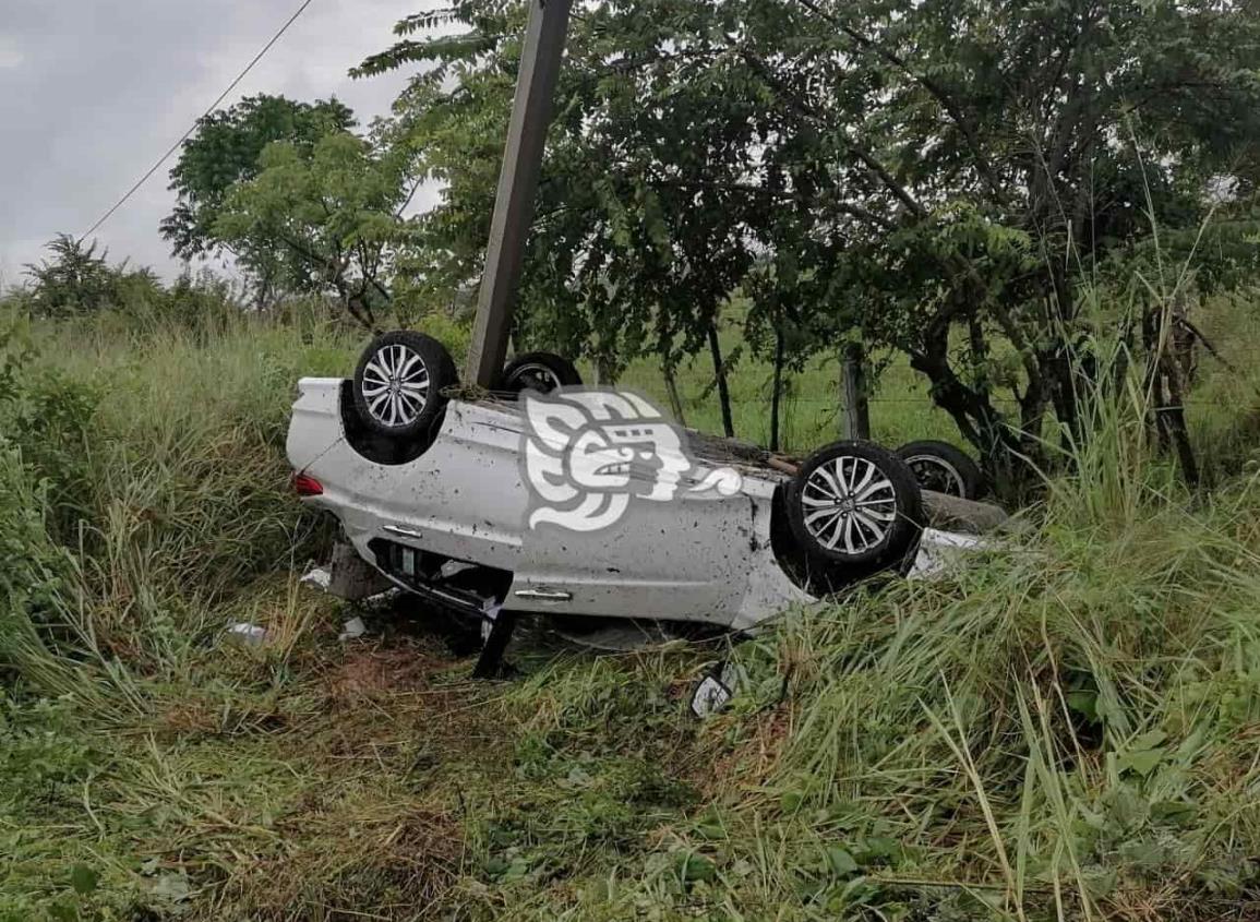 Profesionista ilesa de milagro tras volcadura en autopista Isla – Acayucan 