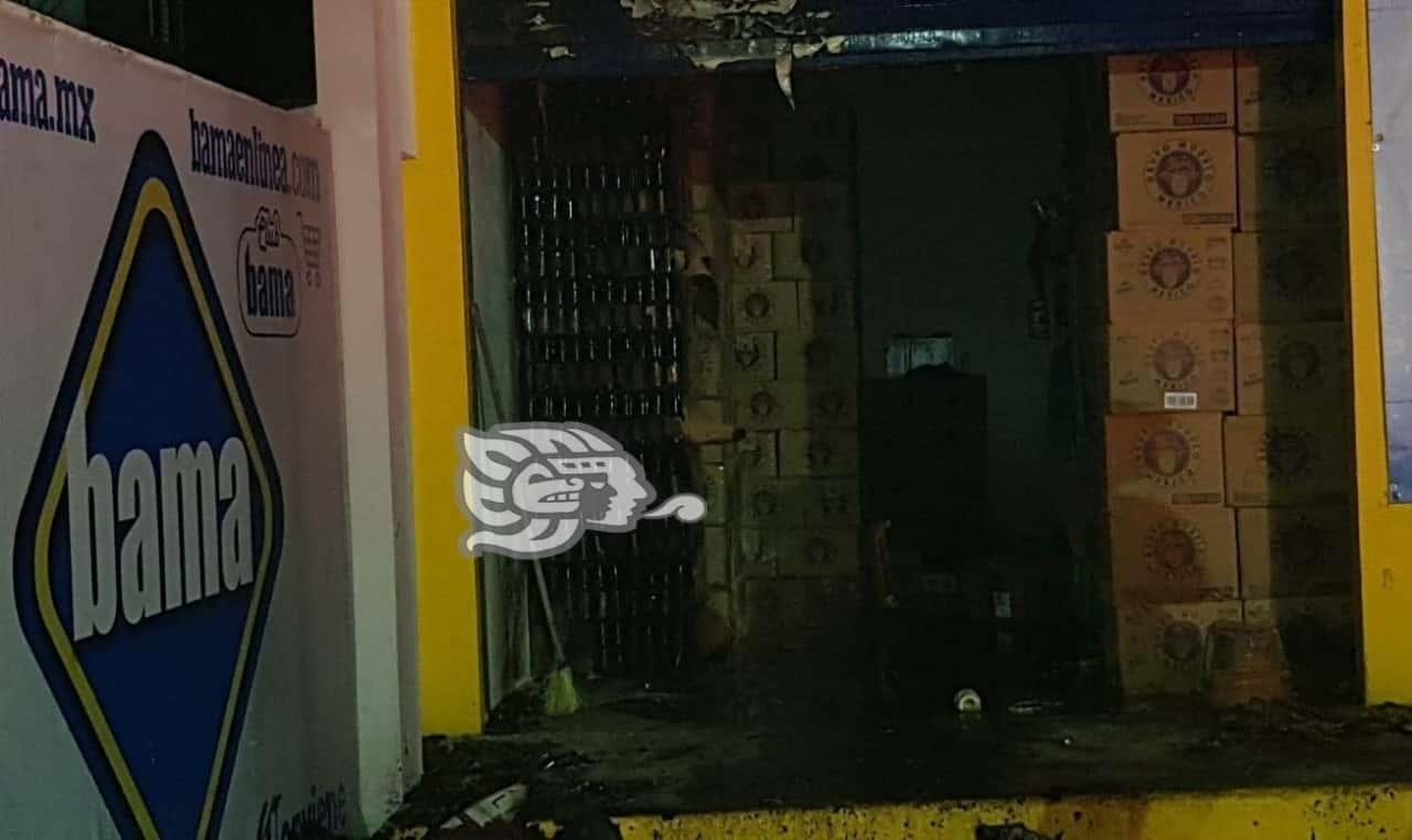 Corto circuito incendia bodega de tienda Bama en Coatzacoalcos