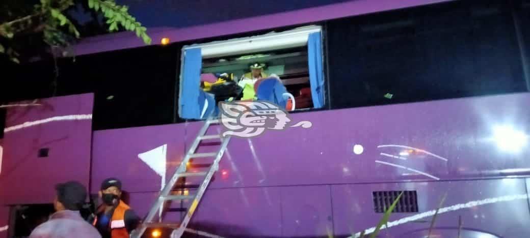 Accidente de autobús en La Tinaja-Cosamaloapan; hay 10 lesionados