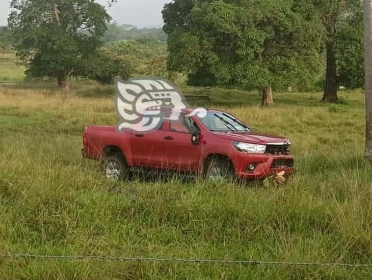 Conductor de camioneta la libra tras accidentarse en Las Choapas