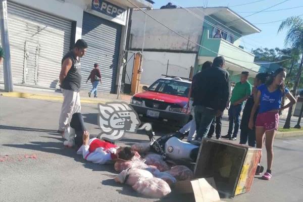 Choque entre motocicleta y taxi, en Orizaba, deja un lesionado