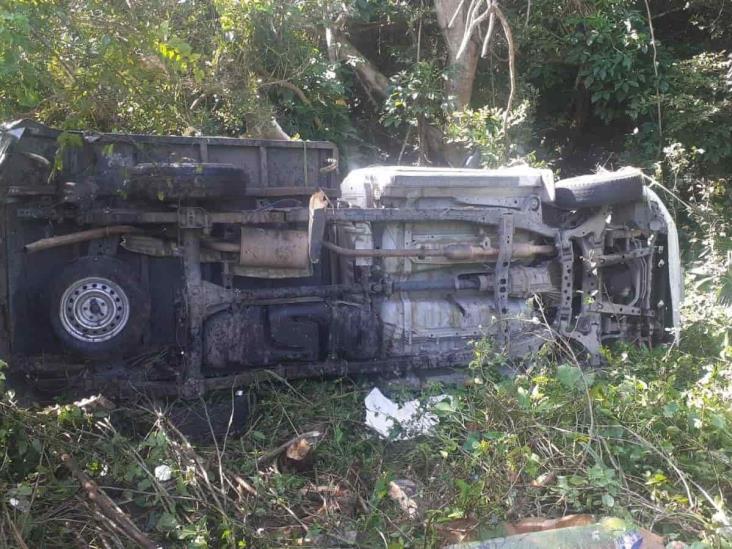 Vuelca camioneta cargada de huevos sobre libramiento de la carretera federal 180