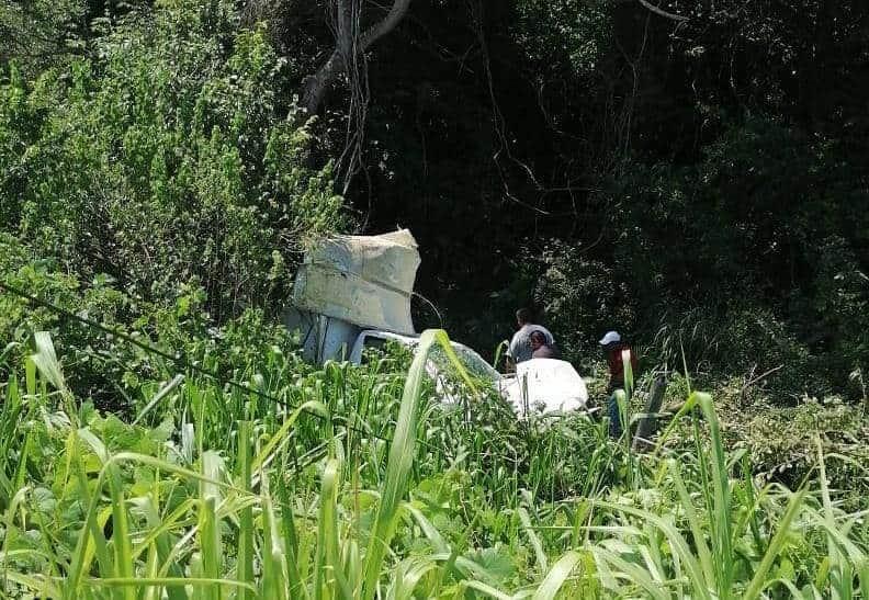 Vuelca camioneta cargada de huevos sobre libramiento de la carretera federal 180