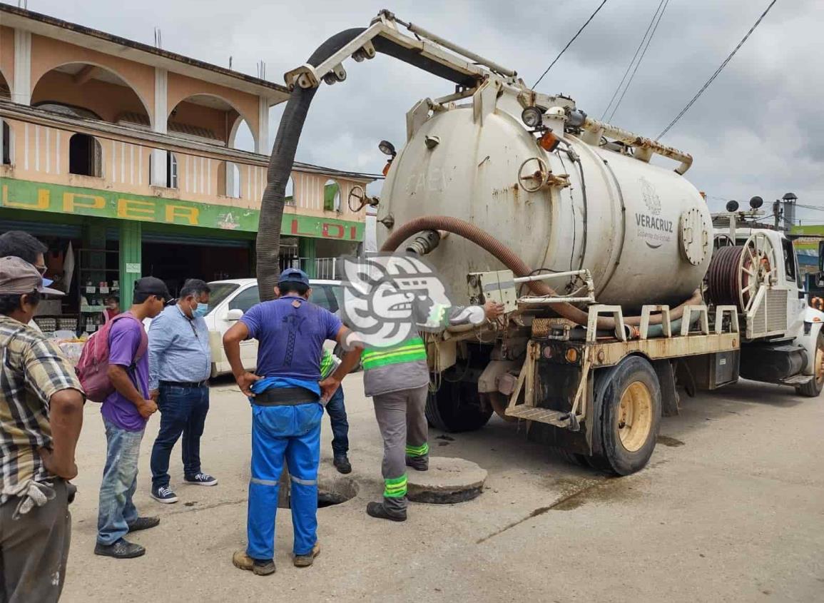 Llevaron a cabo desazolve de drenajes en Villa Cuichapa