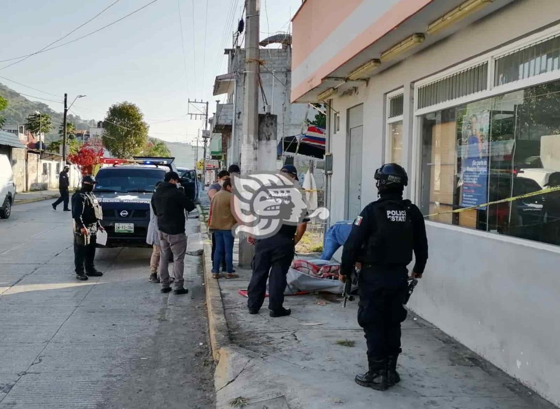 Localizan a hombre sin vida afuera de tienda de Ciudad Mendoza