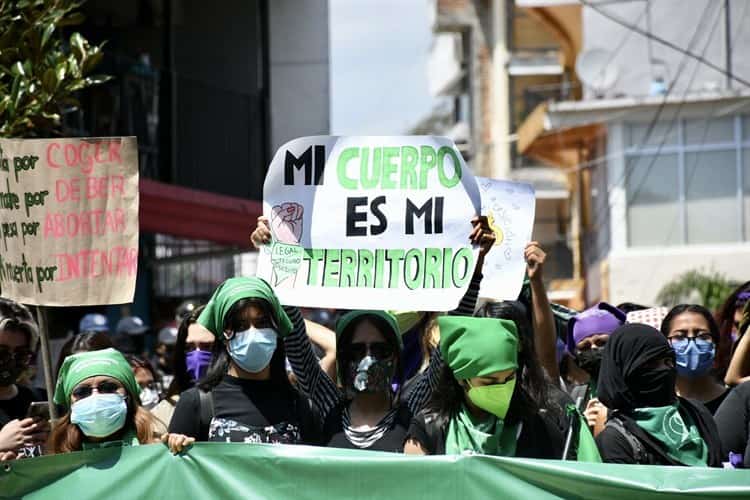 Marchan veracruzanas en Xalapa en demanda de aborto seguro