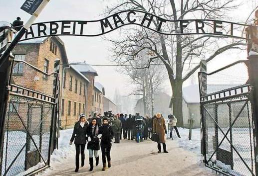 Alemania juzgará a mujer de 96 años, exsecretaria en campos nazis