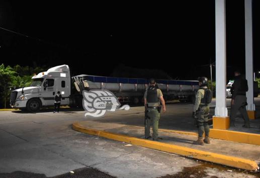 Trailero muere por posible sobredosis en gasolinera de la Acayucan-Sayula