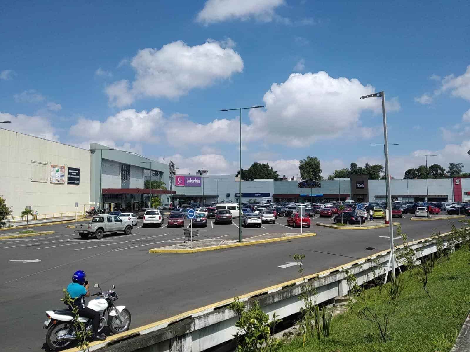 Se ‘trenzan’ en medio de un centro comercial de Xalapa