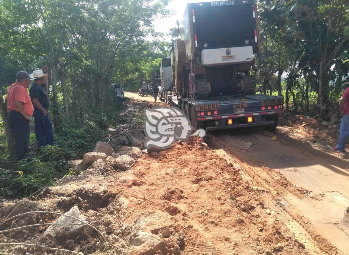 Paso de unidades pesadas dañan al camino Cuichapa-Concepción 