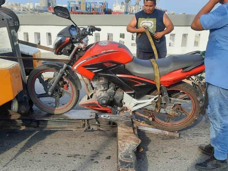 Motociclista termina debajo de camioneta de la Semar tras derrapar en Veracruz