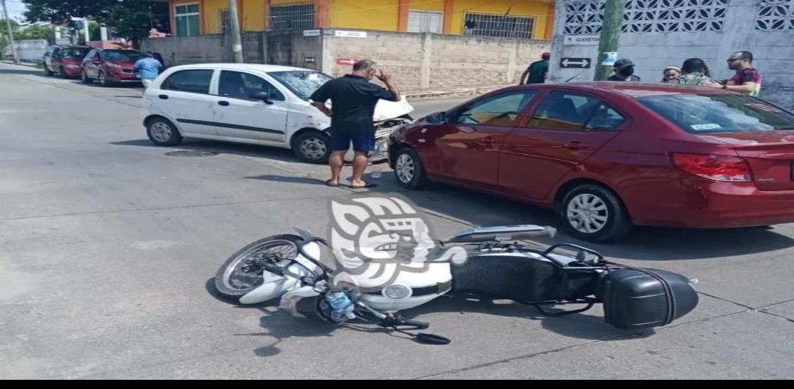 Mujer al volante se queda sin frenos e impacta a cobrador