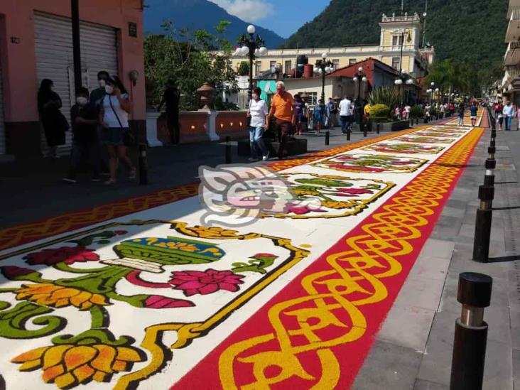 Artesanos engalanan calles de Orizaba con tapetes de aserrín, en honor a San Miguel