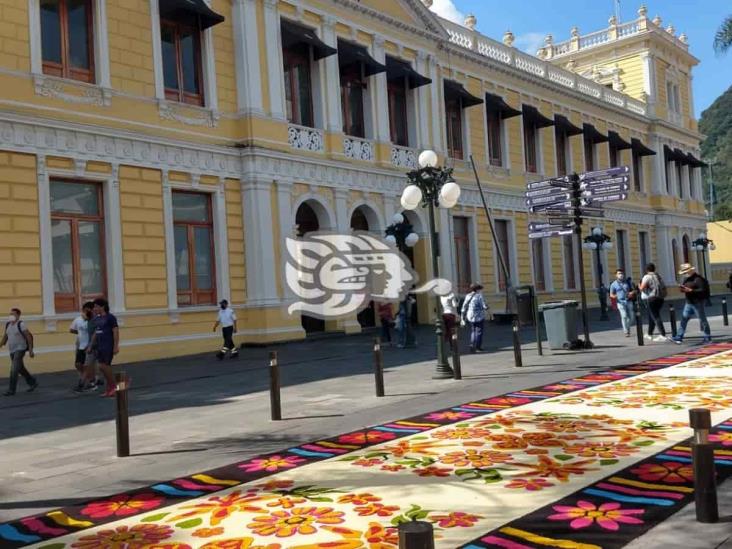 Artesanos engalanan calles de Orizaba con tapetes de aserrín, en honor a San Miguel